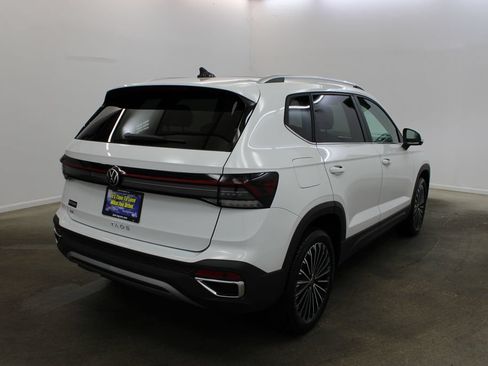 New 2026 Volkswagen Taos SE FWD image 5