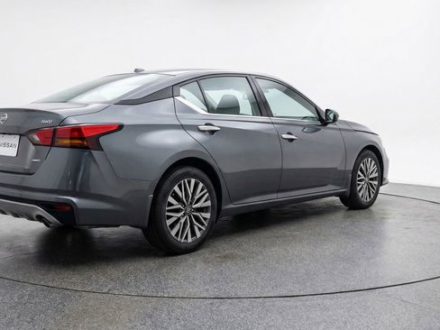 Used 2025 Nissan Altima 2.5 SV image 9