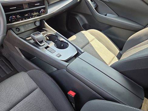 Used 2025 Nissan Rogue SV FWD image 25