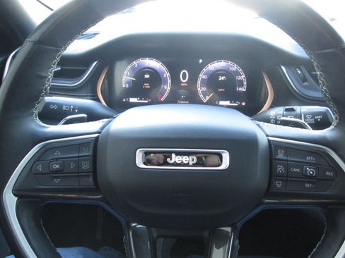 Used 2021 Jeep Grand Cherokee L Laredo image 12