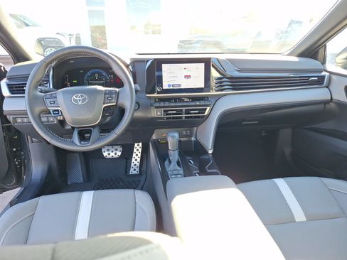 Used 2025 Toyota Camry SE w/ Convenience Package image 19