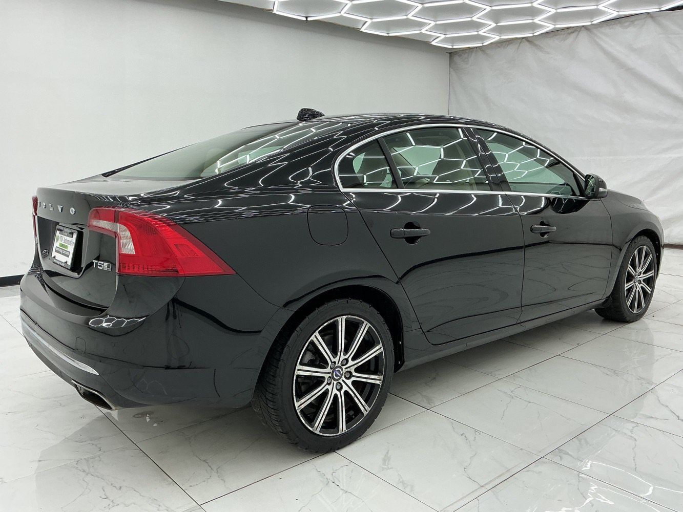 Used 2017 Volvo S60 T5 Inscription Platinum w/ Climate Package AWD/4WD image 11