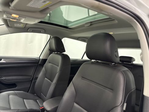 Used 2019 Volkswagen Golf SE image 14