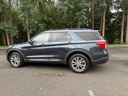 Certified 2023 Ford Explorer XLT w/ Equipment Group 202A AWD/4WD image 3
