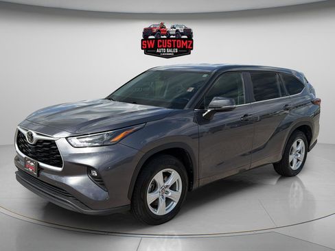 Used 2024 Toyota Highlander LE FWD image 3