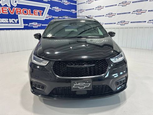 Used 2025 Chrysler Pacifica Limited FWD image 9