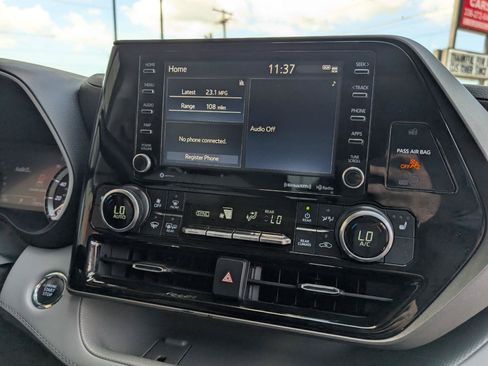 Used 2022 Toyota Highlander XLE AWD/4WD image 19