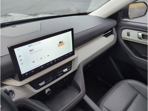 Used 2025 Ford Explorer Active w/ Active Comfort Package image 18