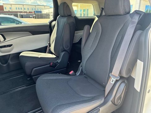 Used 2022 Kia Carnival LX FWD image 11