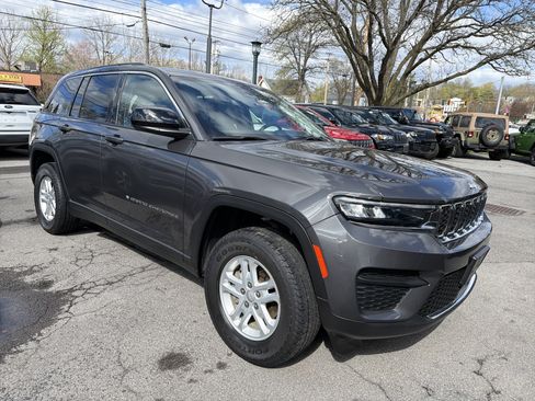 Used 2023 Jeep Grand Cherokee Laredo AWD/4WD image 2