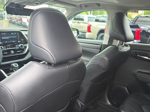 Used 2022 Toyota Highlander XLE FWD image 17