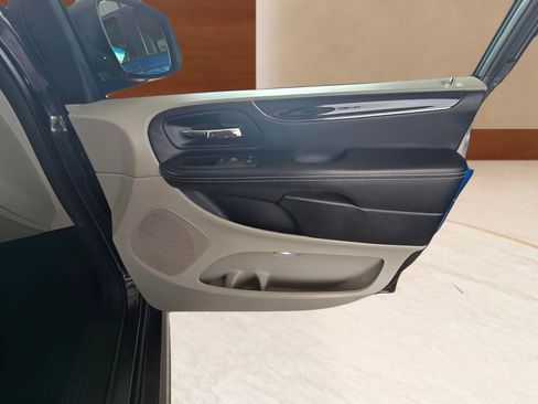 Used 2020 Dodge Grand Caravan SXT image 63