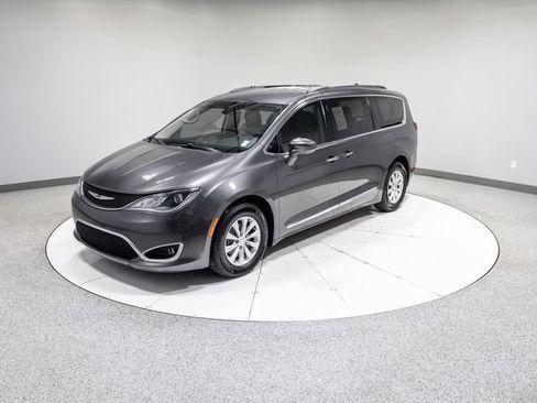 Used 2017 Chrysler Pacifica Touring-L FWD image 33