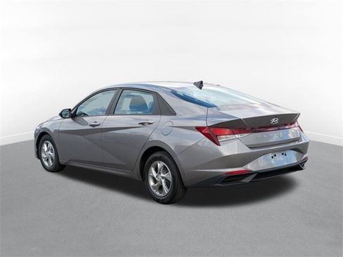 Used 2021 Hyundai Elantra SE image 4