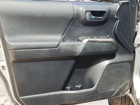 Used 2016 Toyota Tacoma TRD Sport AWD/4WD image 10