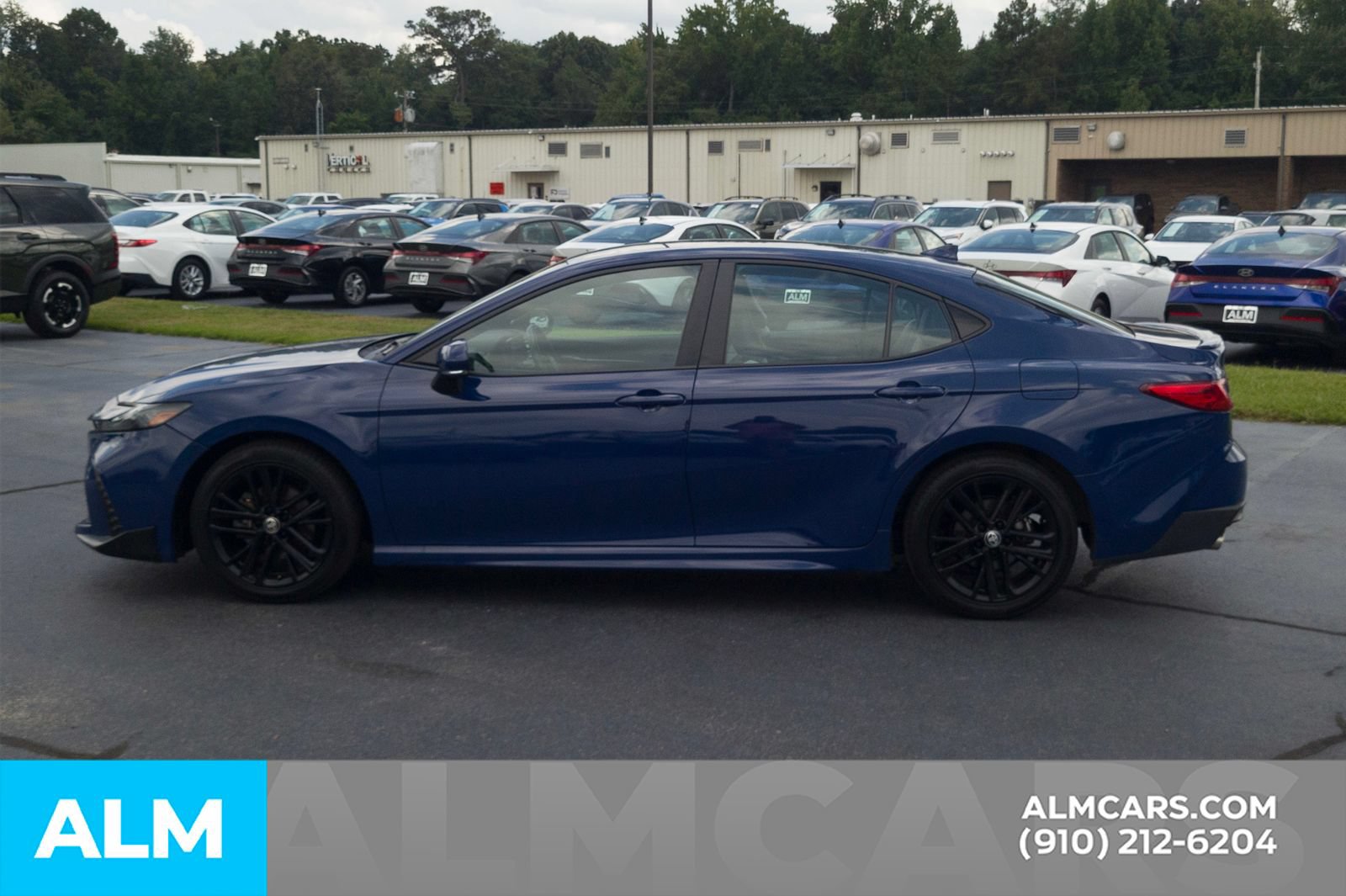 Used 2025 Toyota Camry SE FWD image 10
