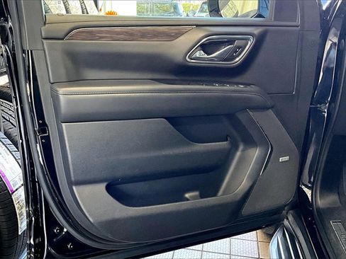 Used 2023 Chevrolet Suburban LT image 2