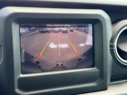 Used 2018 Jeep Wrangler Unlimited Sahara w/ Cold Weather Group image 17