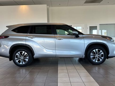 Certified 2024 Toyota Highlander XLE AWD/4WD image 3