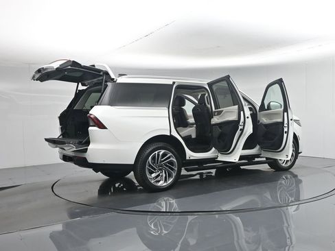 Used 2025 Lincoln Navigator Reserve AWD/4WD image 5
