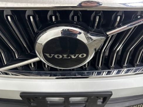 Used 2024 Volvo XC40 B5 Core image 9