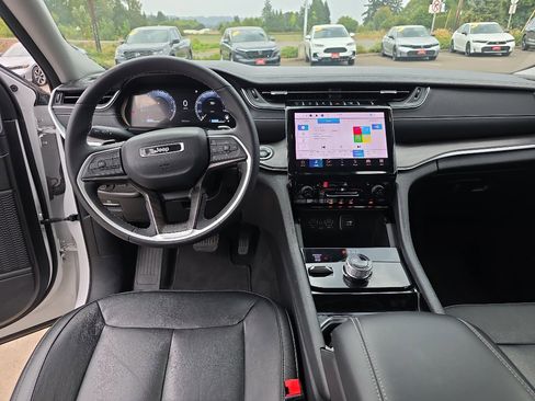 Used 2023 Jeep Grand Cherokee Limited image 18