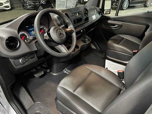 Used 2025 Mercedes-Benz Sprinter 2500 image 21