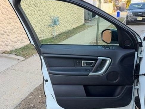 Used 2019 Land Rover Discovery Sport HSE Dynamic image 16