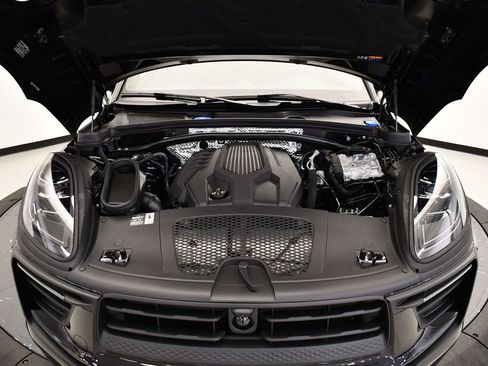Used 2025 Porsche Macan image 11