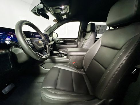 Used 2025 Chevrolet Suburban Z71 image 14