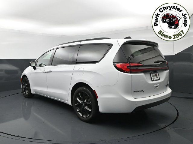 Used 2026 Chrysler Pacifica Limited w/ S Appearance Package AWD/4WD image 4