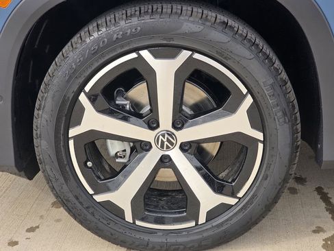 New 2026 Volkswagen Tiguan SE FWD image 9