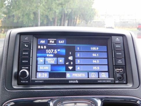 Used 2016 Chrysler Town & Country Touring image 9