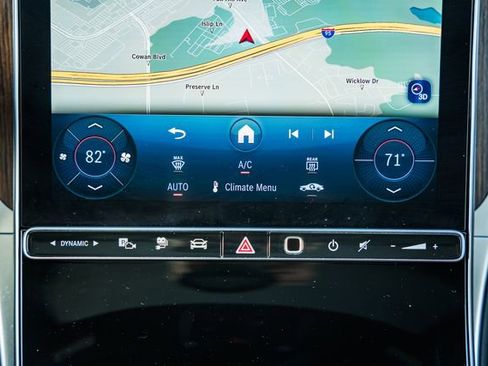 Used 2025 Mercedes-Benz GLC 350e 4MATIC image 25