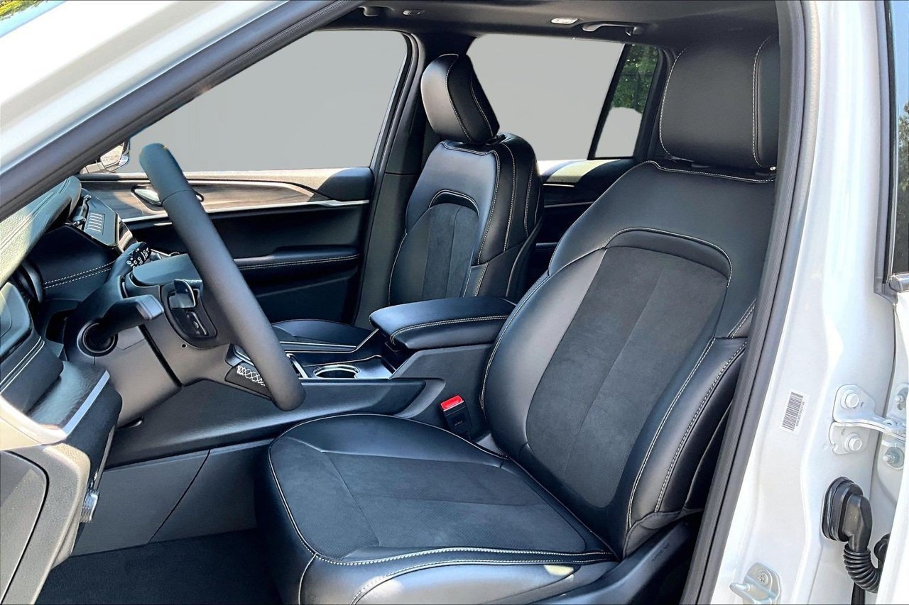 New 2027 Jeep Grand Cherokee Altitude AWD/4WD image 19