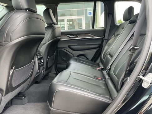 Used 2025 Jeep Grand Cherokee Limited AWD/4WD image 10