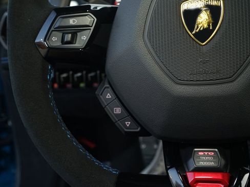 Used 2022 Lamborghini Huracan STO image 20