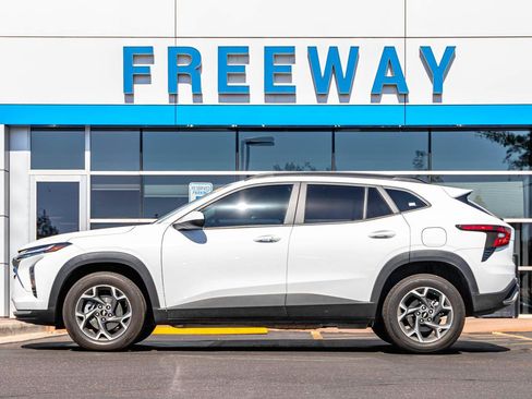Used 2025 Chevrolet Trax LT w/ LT Convenience Package FWD image 2