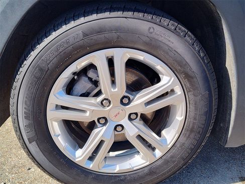 Used 2022 GMC Terrain SLE image 17