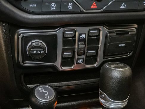 Used 2025 Jeep Wrangler Unlimited Sahara AWD/4WD image 19