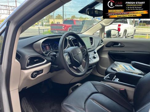 Used 2024 Chrysler Pacifica Touring-L image 15