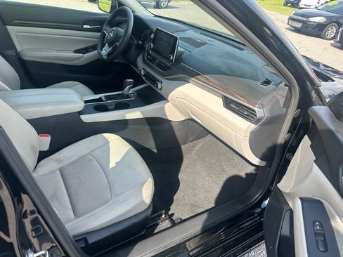 Used 2025 Nissan Altima 2.5 SV FWD image 21