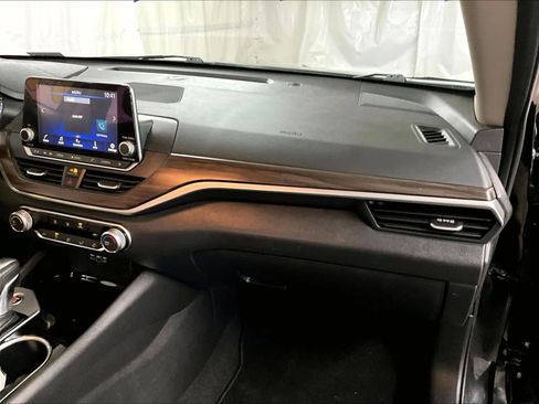 Used 2024 Nissan Altima 2.5 SV image 13