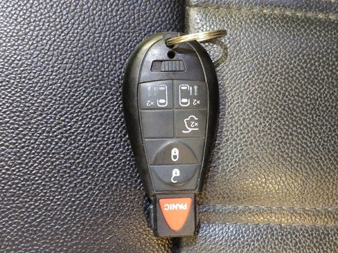 Used 2016 Chrysler Town & Country Touring image 32