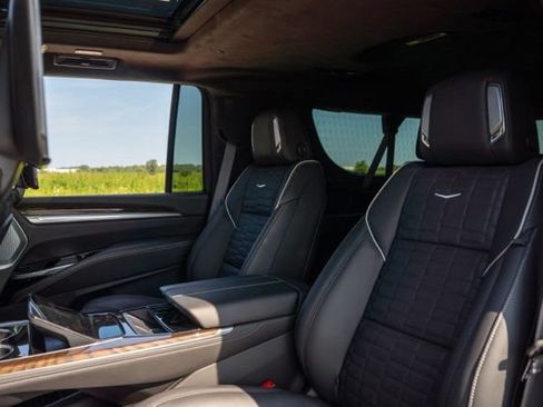 Used 2025 Cadillac Escalade ESV Sport Platinum AWD/4WD image 19