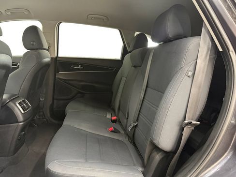Used 2019 Kia Sorento FWD image 16