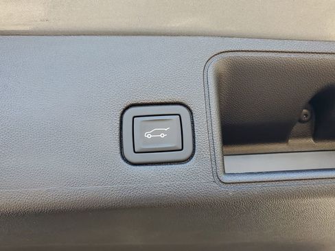 Used 2024 GMC Terrain SLT w/ LPO, Floor Liner Package AWD/4WD image 8