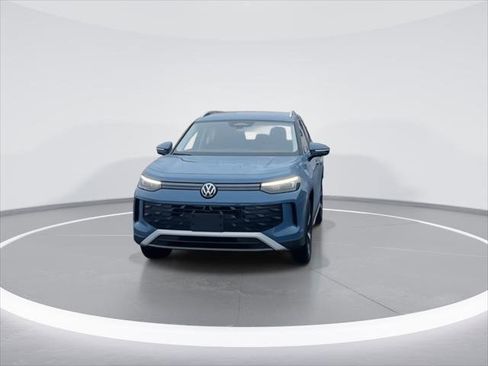 Used 2025 Volkswagen Tiguan SE AWD/4WD image 3
