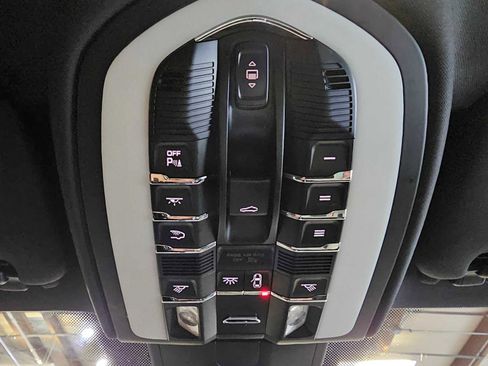 Used 2018 Porsche Cayenne Platinum Edition image 32