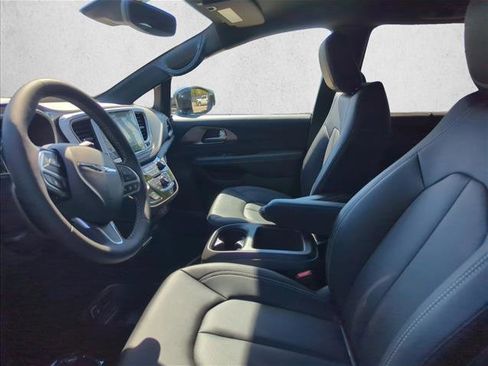 New 2026 Chrysler Pacifica Select image 3